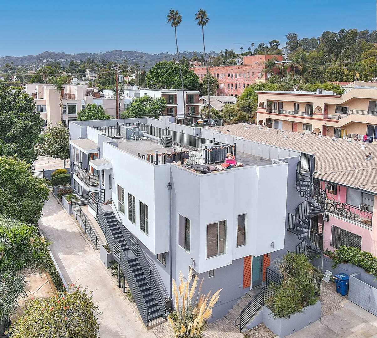 Building Photo - 1952 N Beachwood Dr