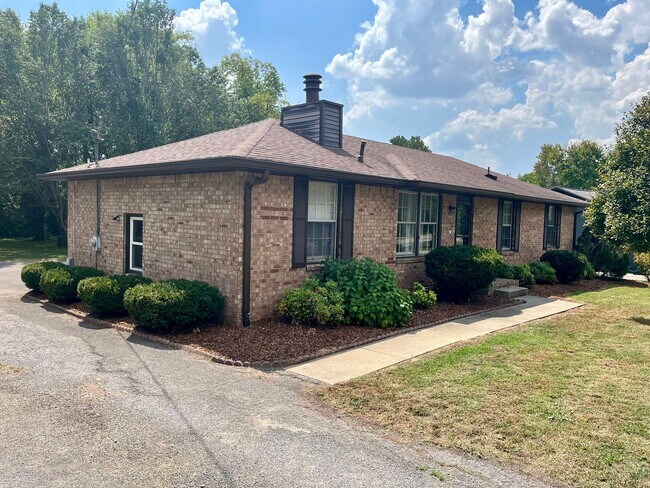 Building Photo - 136 Creekwood Ln