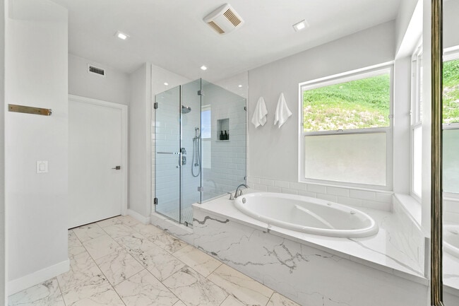 Building Photo - 4969 Llano Dr