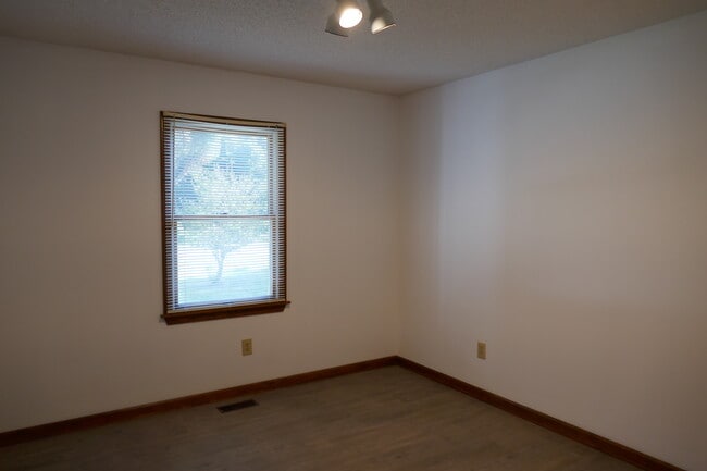 Building Photo - 368 Country Club Rd
