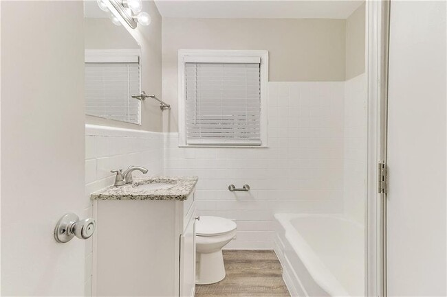 Building Photo - 2407 Baywood Dr SE