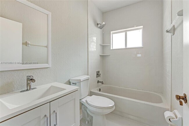 Building Photo - 709 SE 14th Pl