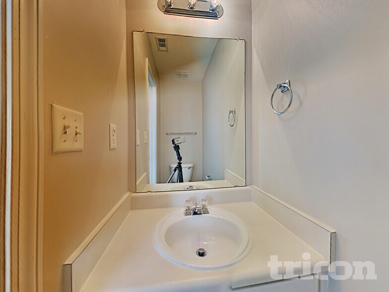 Building Photo - 105 River View Ct