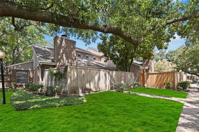 Building Photo - 13895 Hollowgreen Dr