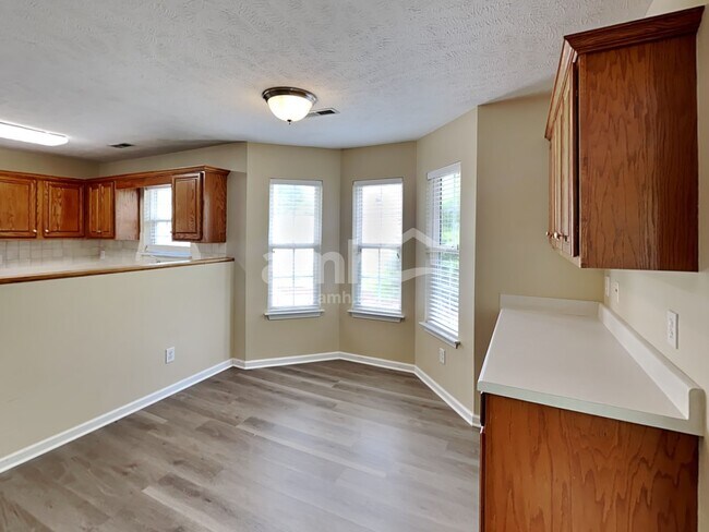 Building Photo - 3744 Henricks Hill Dr