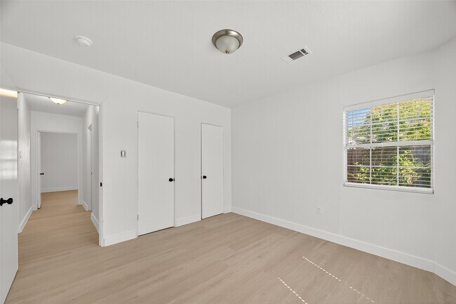 Building Photo - 501 Live Oak St