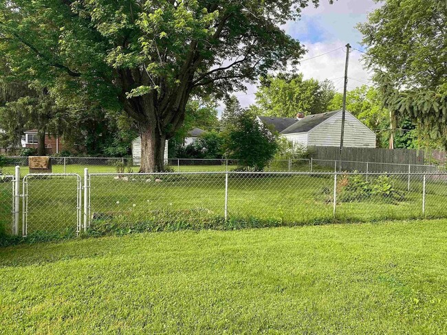 Building Photo - Fenced Yard and Garage