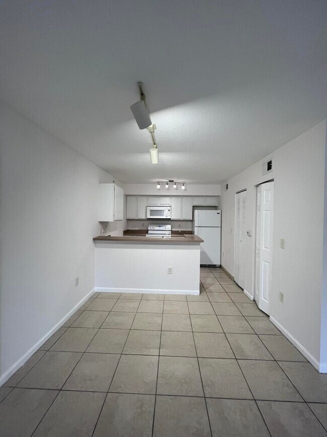 Building Photo - 161 SW Palm Dr