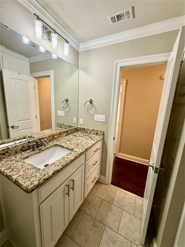 Building Photo - For Lease in Gated Cypress Place! Like-New...
