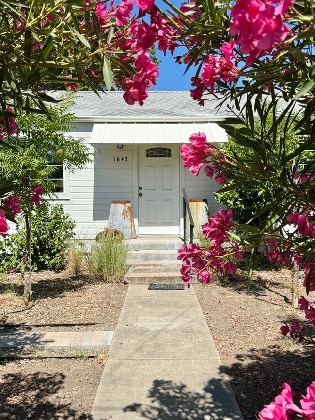 Building Photo - Available For 4+ Months!* Rare Find Furnished Saint Helena Gem, “Upper Tainter” 2 Bedrooms, 2 Bat...