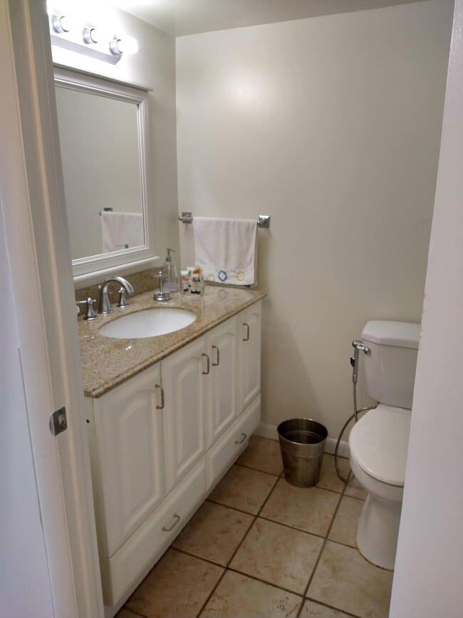 Building Photo - 720 Bayshore Dr