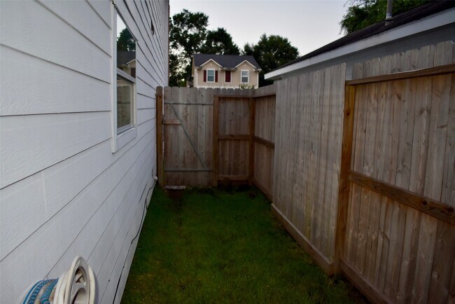 Building Photo - 410 Laurel Sage Dr