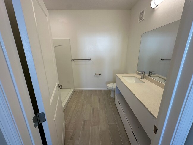 Building Photo - Beautiful 2 Bedroom, 2 Bathroom Apartment in Prime Orlando Location – 1 Month Free!