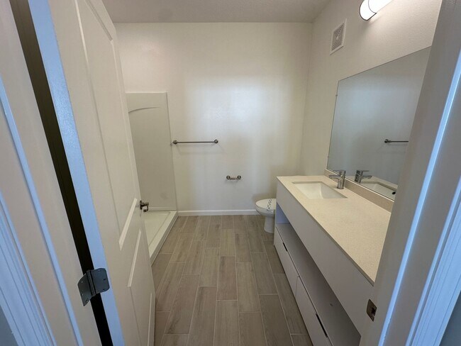 Building Photo - Spacious 2-Bedroom + Den Apartment in Prim...
