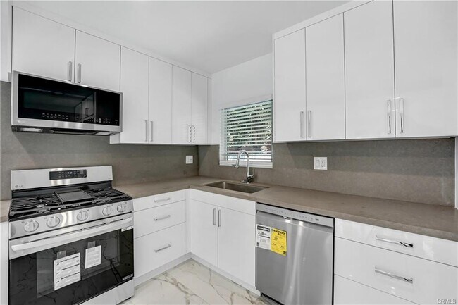 Building Photo - 2170 Sunset Plaza Dr