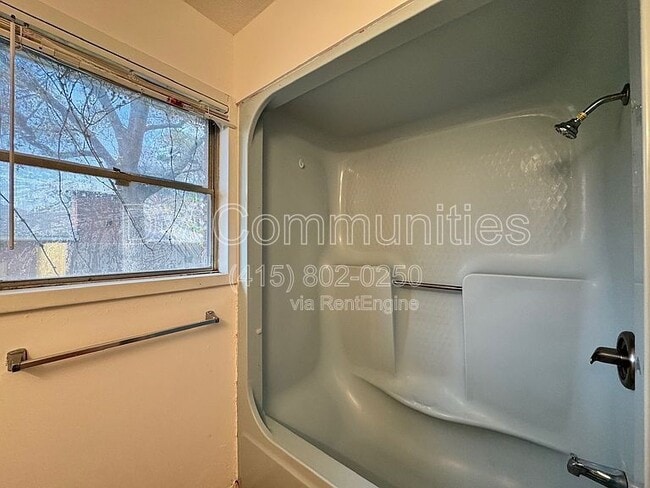 Building Photo - 817 Westmont Dr
