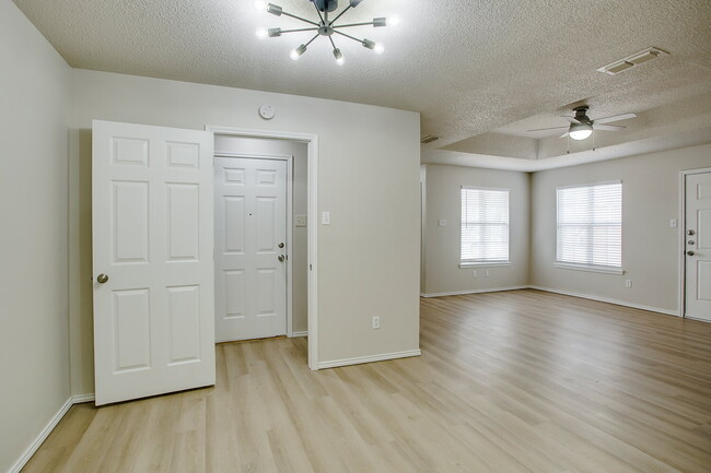 Building Photo - Freshly Updated 3/2/1 in Shadow Hills!