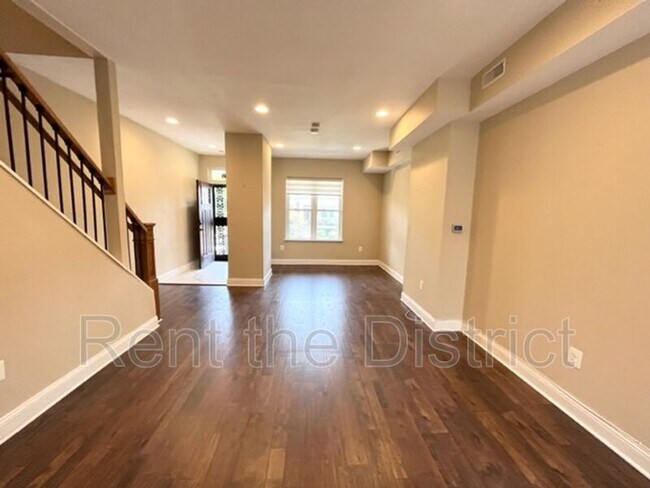 Building Photo - 318 Seaton Pl NE