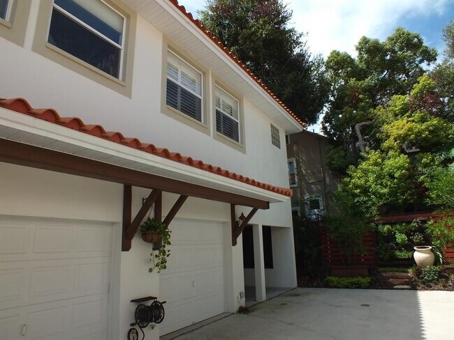 Building Photo - 616 2nd St N