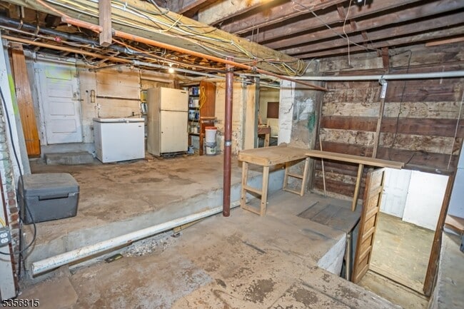 Building Photo - 16 E Munson Ave