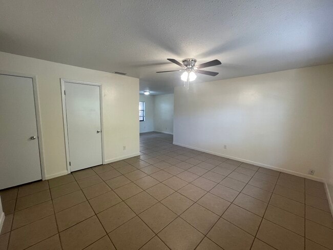 Building Photo - 1117 NW 16th Ave