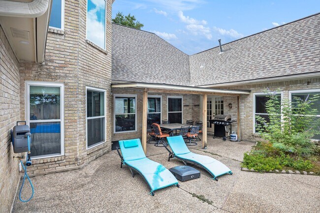 Building Photo - 15106 Dawnbrook Dr