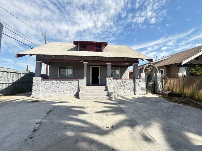 Building Photo - 1341 W 47th St