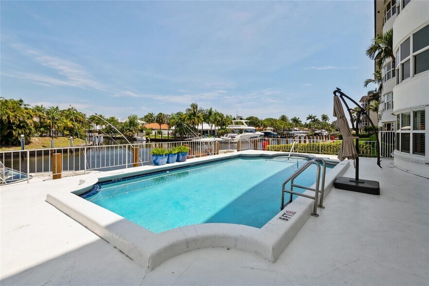 Building Photo - 5100 Bayview Dr