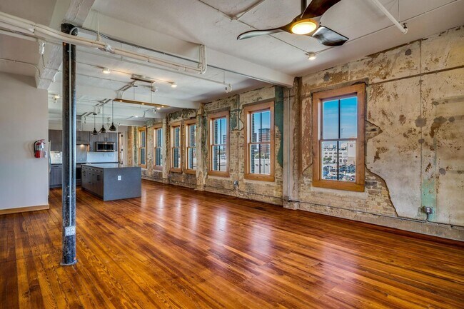 Building Photo - LUXURY   CONDOS IN THE HEART OF ALAMO CITY