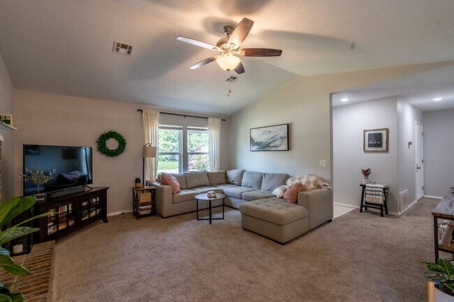 Building Photo - Gorgeous Bixby Home!