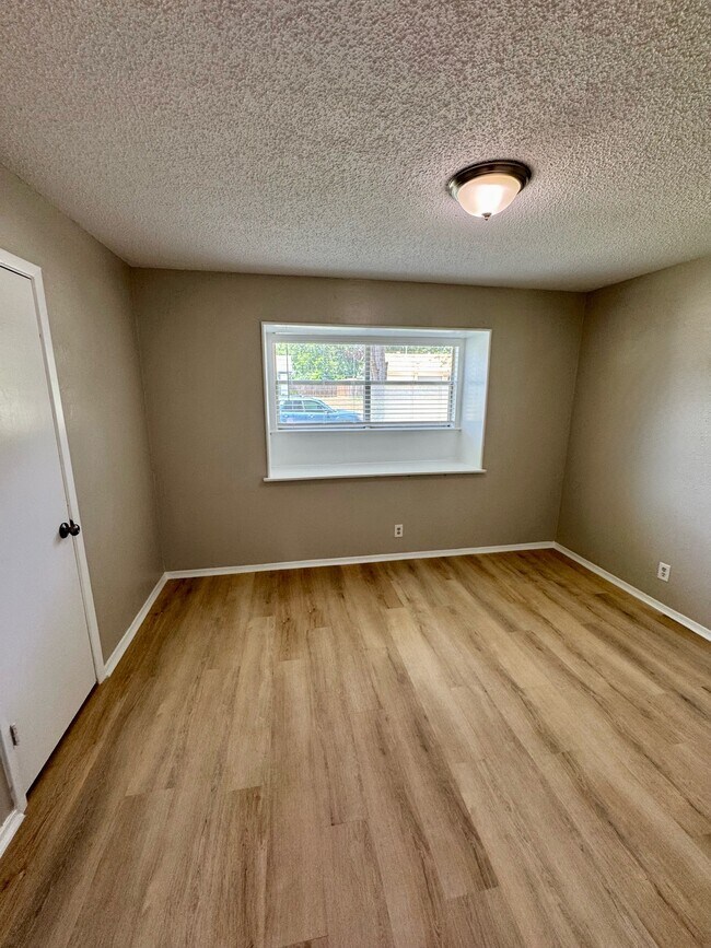 Building Photo - 6000 Lindy Ln