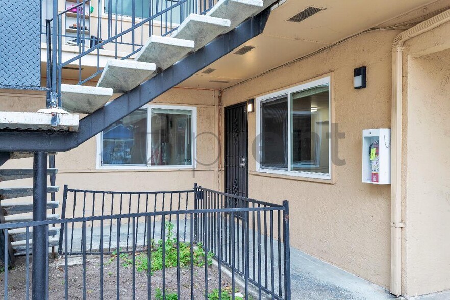 Building Photo - Unit B