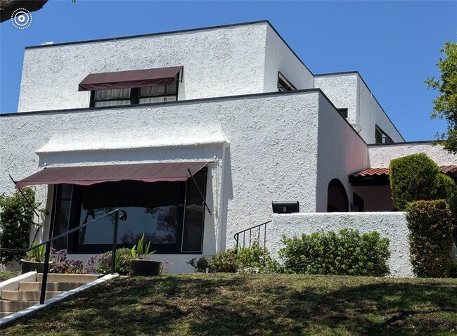 Primary Photo - 405 W Brookdale Pl