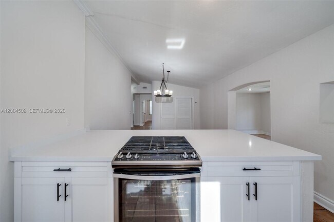 Building Photo - 1704 SW 5th Ct