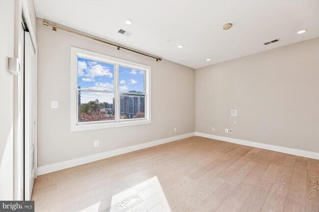 Building Photo - 1102 Staples St NE