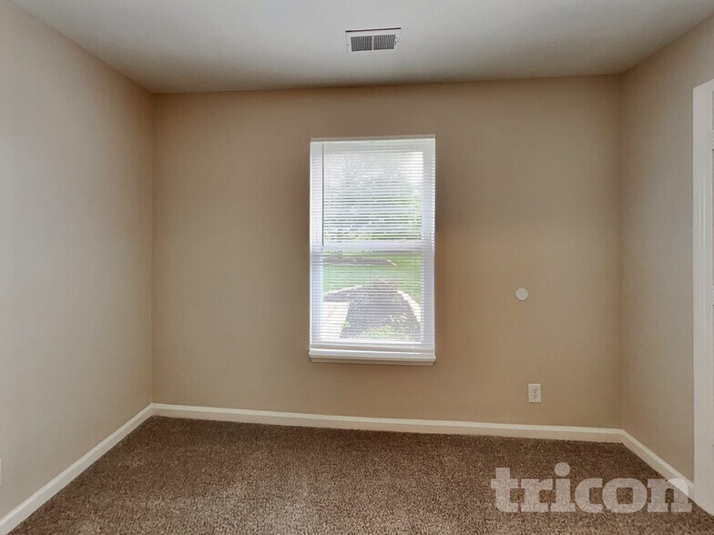 Building Photo - 5353 Shamus Dr