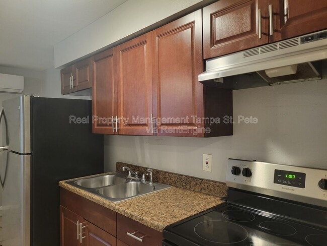 Building Photo - 402 W Amelia Ave