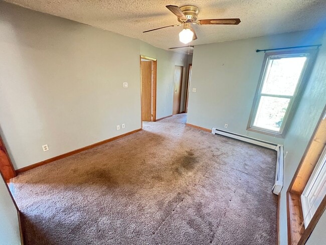 Building Photo - Upper Level 2 Bedroom Apartment - AVAILABLE JUNE