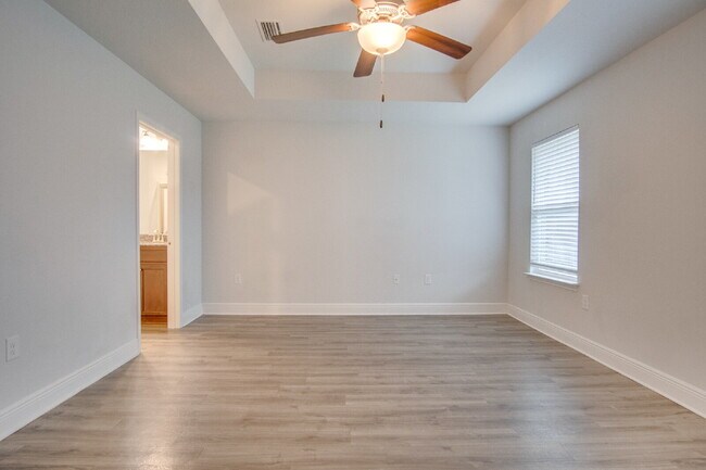 Building Photo - Beautiful North Pensacola 3BR Home with Oversized Primary Suite, Double Vanity Bath, 2-Car Garage...