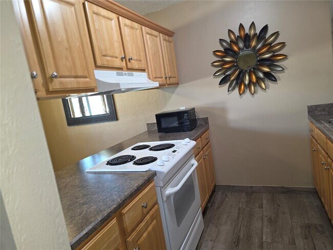 Building Photo - 400 Oakridge Blvd