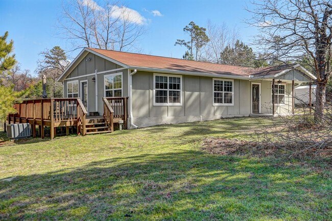 Building Photo - 460 Pine Tree Loop