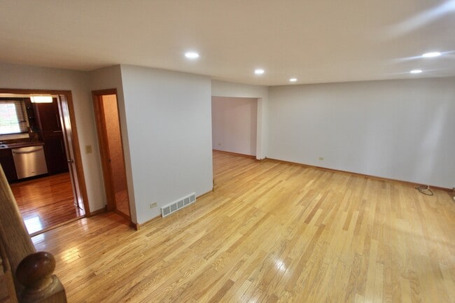 Building Photo - 7108 W Niles Ave