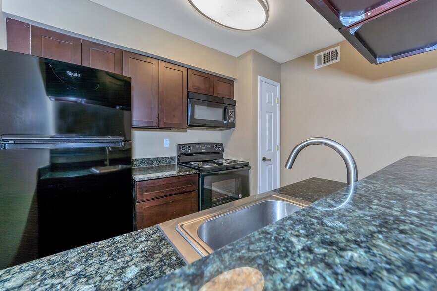 RIDGE CREST APARTMENTS 2805 Mustang Dr Grapevine TX 76051 Apartment