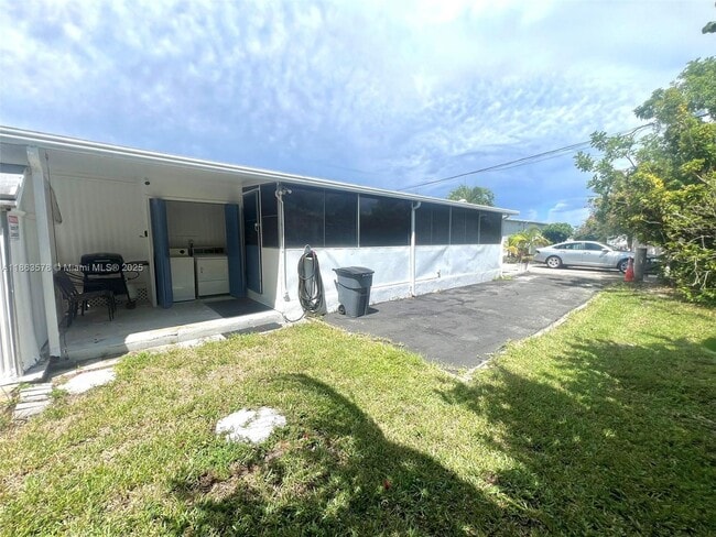 Building Photo - 231 W Lake Dr