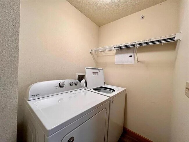 Building Photo - 901 Dominion Dr