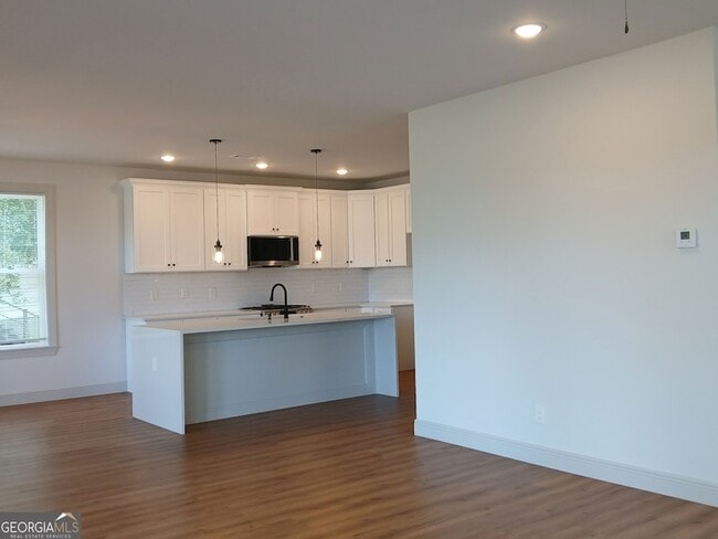 Building Photo - 245 Lakeview Dr