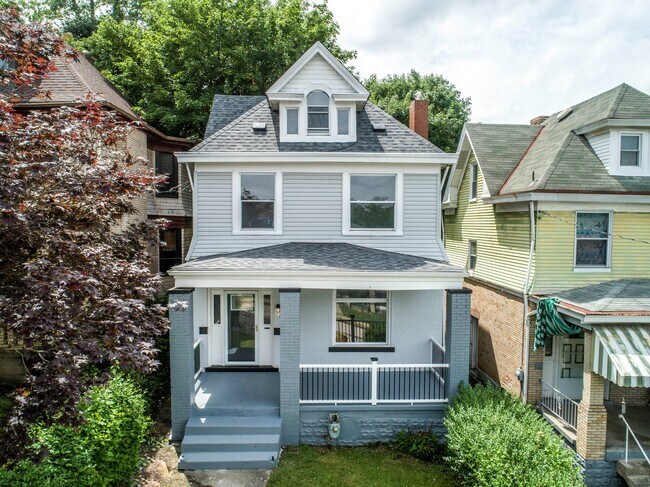 Building Photo - Stunning 4 bedroom home in Beechview available August 1!