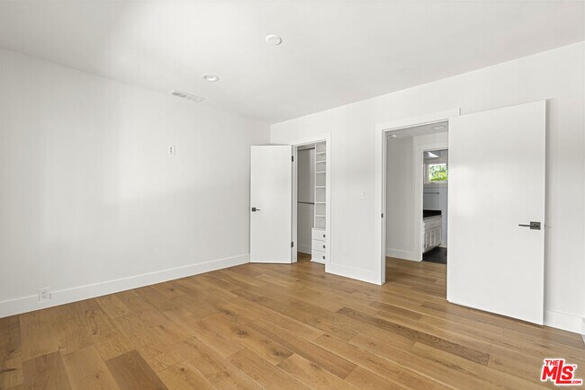 Building Photo - 9881 Beverly Grove Dr