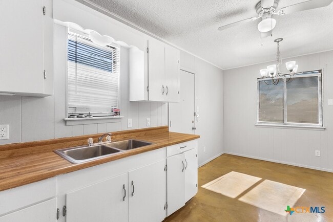 Building Photo - 222 Redbud Ln