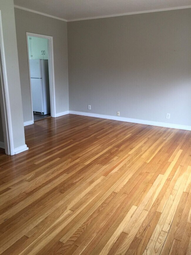 Building Photo - 1bed w/hardwoods, extra storage onsite, co...